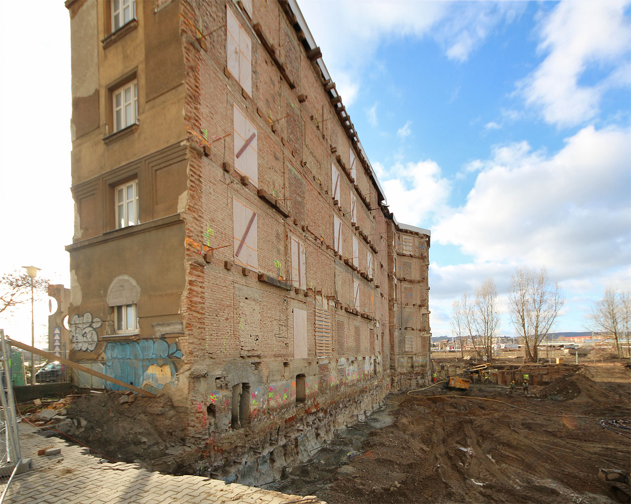 V prosinci 2021 z původního členitého domu zbyly pouze hlavní dvě nosné zdi a jedna řada místností mezi nimi. Většina nové budovy bude vybudována doslova na hnědé louce.