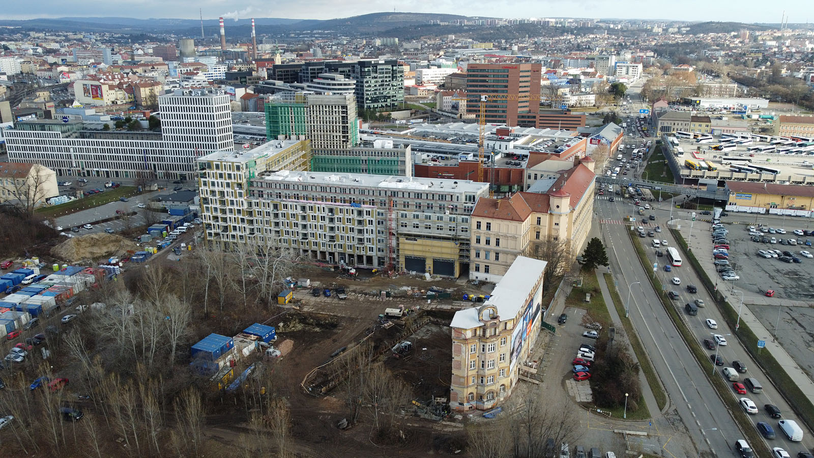 Vznikající monstrum Paláce Trnitá, navazující svým vzhledem na socialistické paneláky, znamená - stejně jako rekonstrukce domu na Opuštěné 4 - definitivní konec nadějí na propojení starého a nového brněnského nádraží rychlodráhou, jak v roce 2009 plánoval brněnský magistrát na popud Strany Zelených.