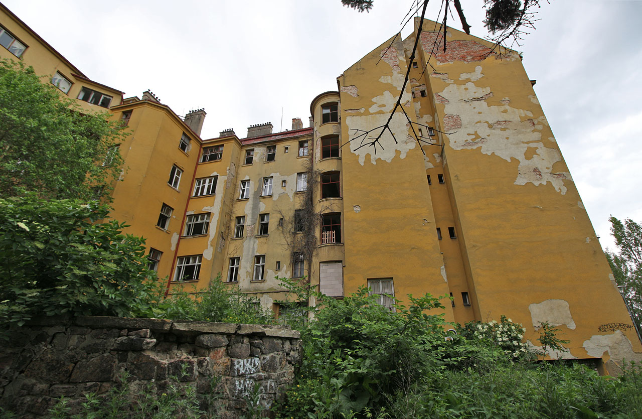 Nejen světlík domu v pravé části snímku napovídá, že původně se na místě počítalo s napojením další zástavby a vybudováním dvou rovnoběžných ulic ubíhajících od Úzké ulice ke dnešní Opuštěné. Z celého plánovaného bloku zůstal nakonec tento dům jedinou dokončenou stavbou.