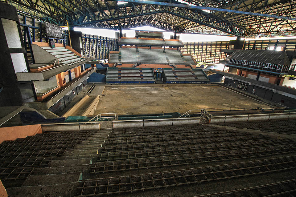 Kdysi velkolepý stadion chřadne. Na tribunách jsou vytrhané sedačky, na ploše hrubý beton.