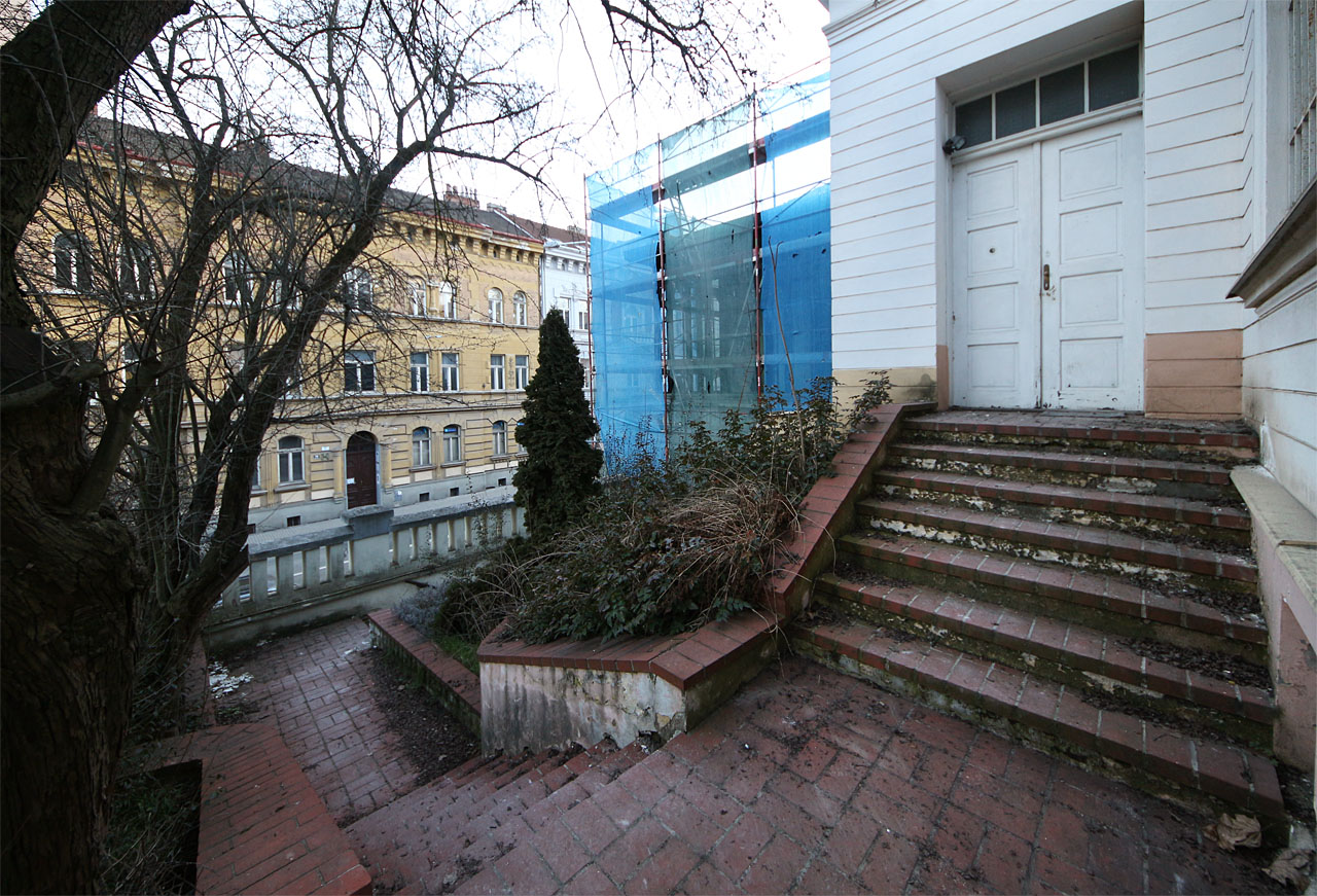 Do vily se vstupovalo po schodišti překonávajícím terénní nerovnosti vytěženého hliníku bývalé cihelny.