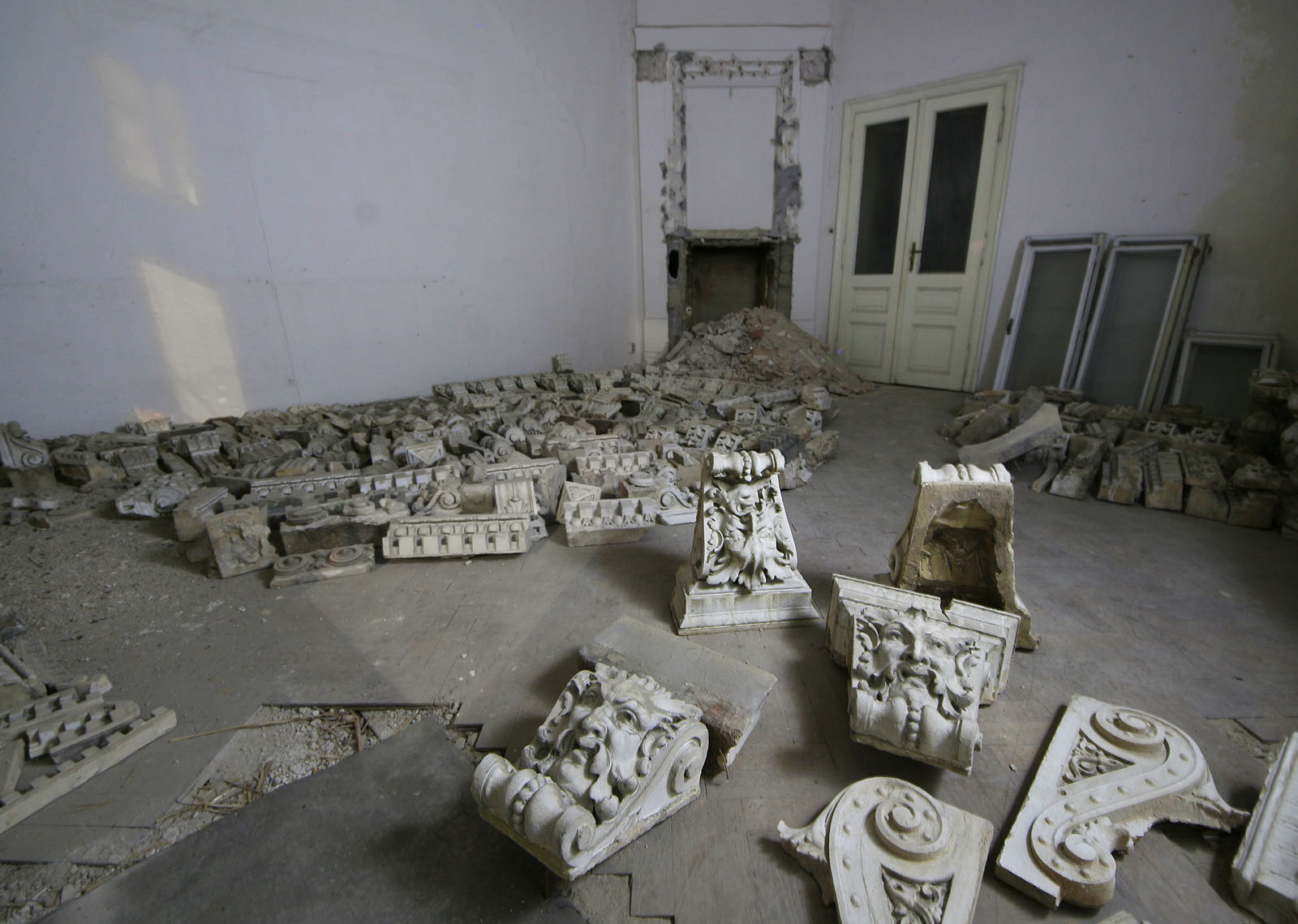 Sejmutá štuková výzdoba byla uložena do vnitřních prostor vily, které jsou ovšem nyní vystaveny dešti po demolici krovů.