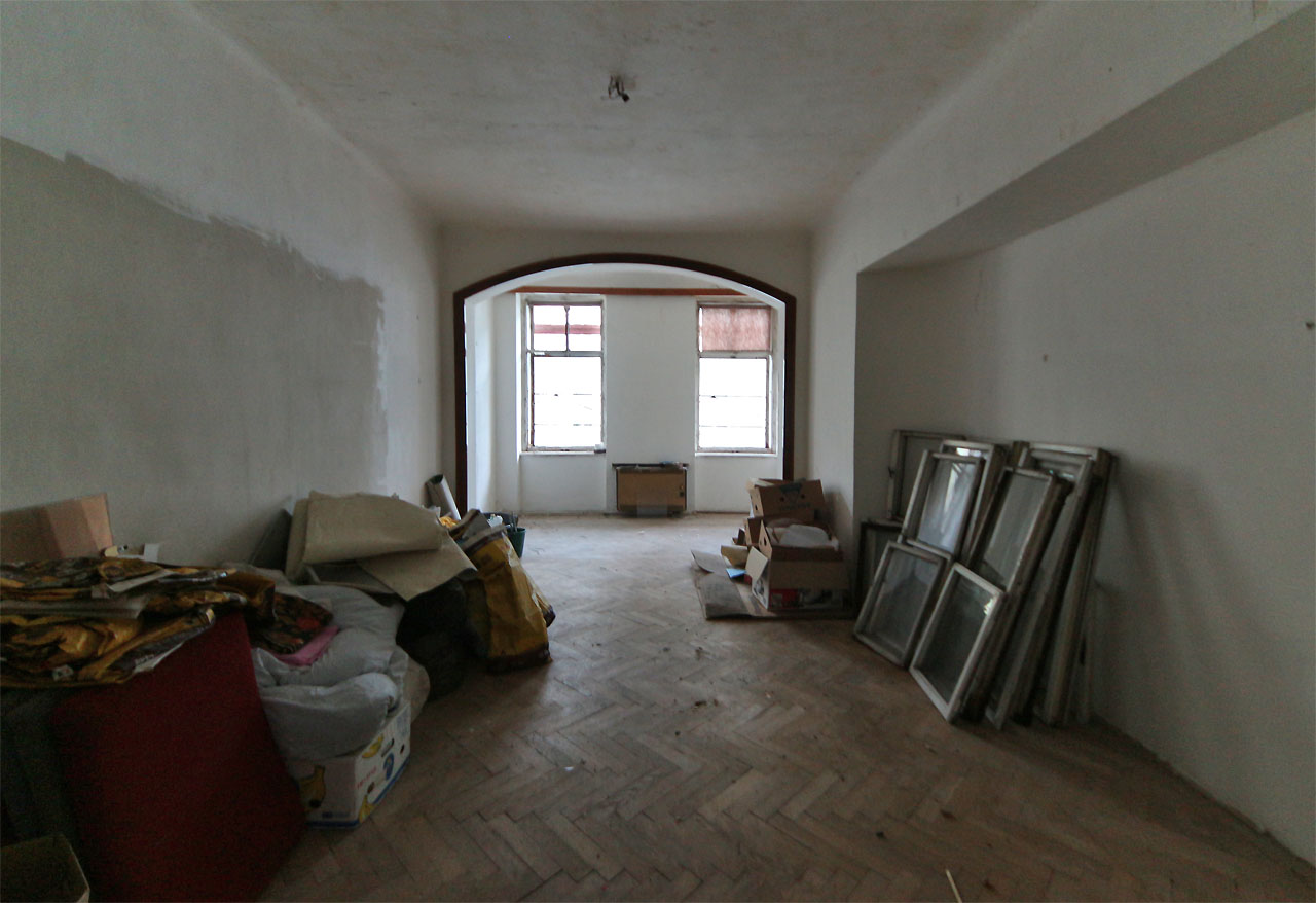 Přes poměrně velkou půdorysnou výměru stavby (cca 350 m2) působí vnitřní prostory vily spíš stísněně.