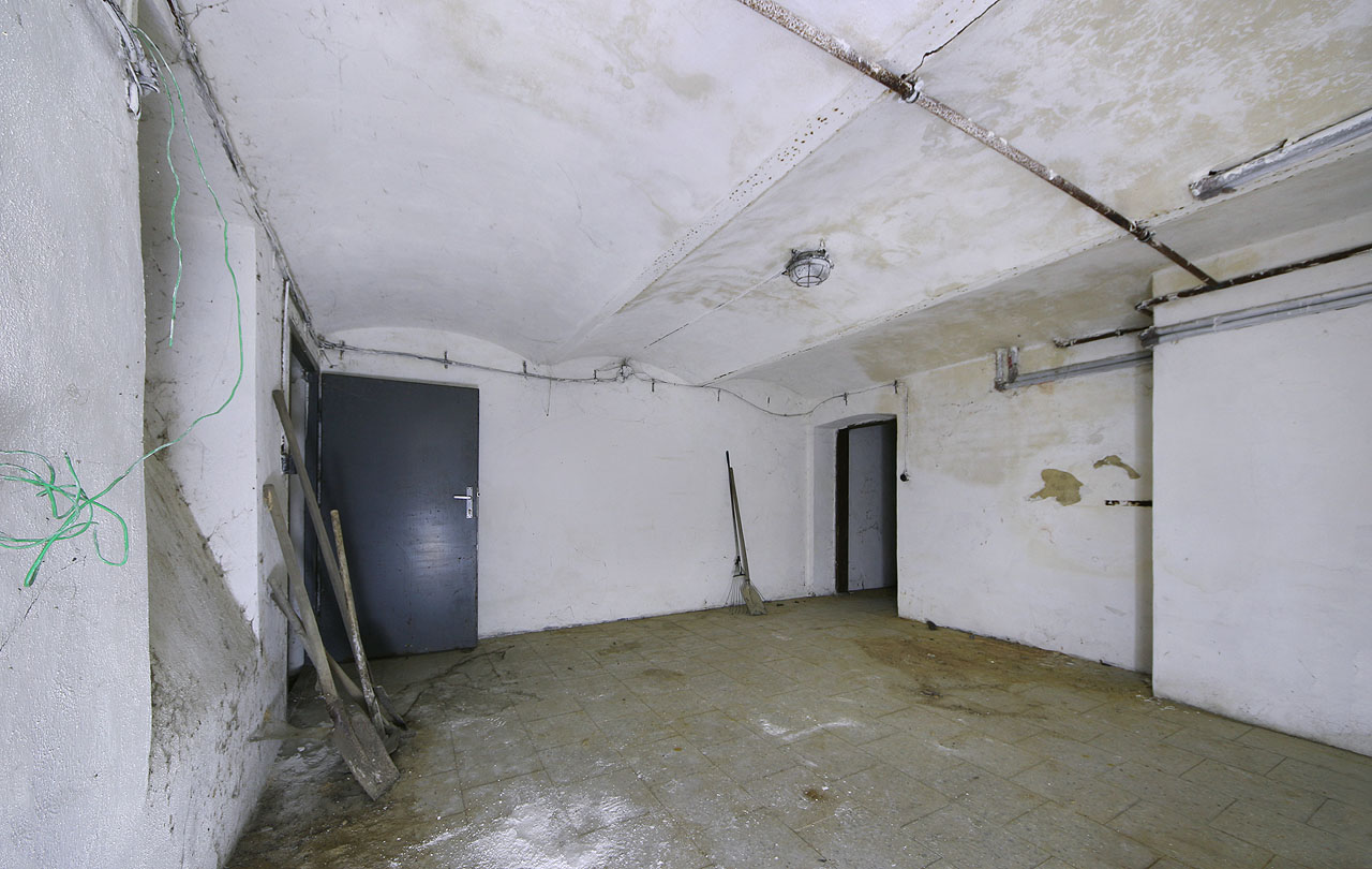 Horní sklípek přístupný ze dvora. Jako za jedním z mála domů na Hlinkách, nejsou za vilou rozsáhlé systémy vinných sklepů.