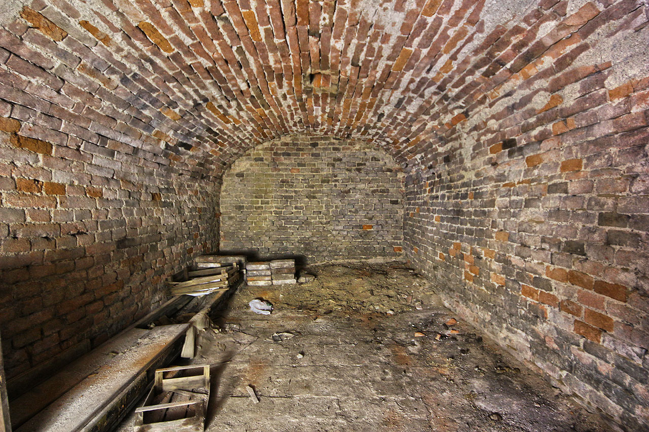 Malý sklep ve dvoře je zřejmě pozůstatkem původní stavby ze 70. let 19. století (některé prameny uvádí i rok 1869).