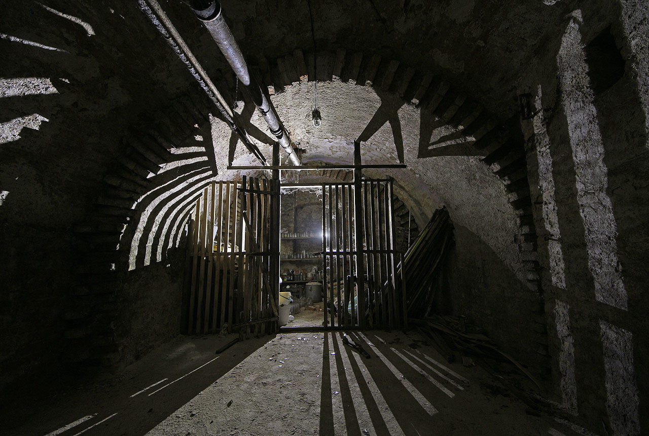 Větší sklep je obrácen do ulice a svými rozměry a stavebním stylem ukazuje na stáří totožné s modernější vilou (1890).