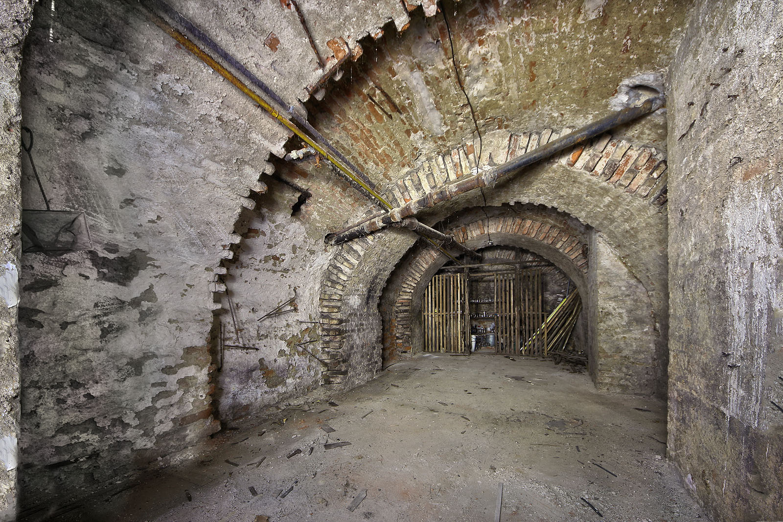 Sklep je vybudován zvláštním stylem se zpevňujícími pasy pravděpodobně v prostoru pod nosnými zdmi ve vyšším patře.