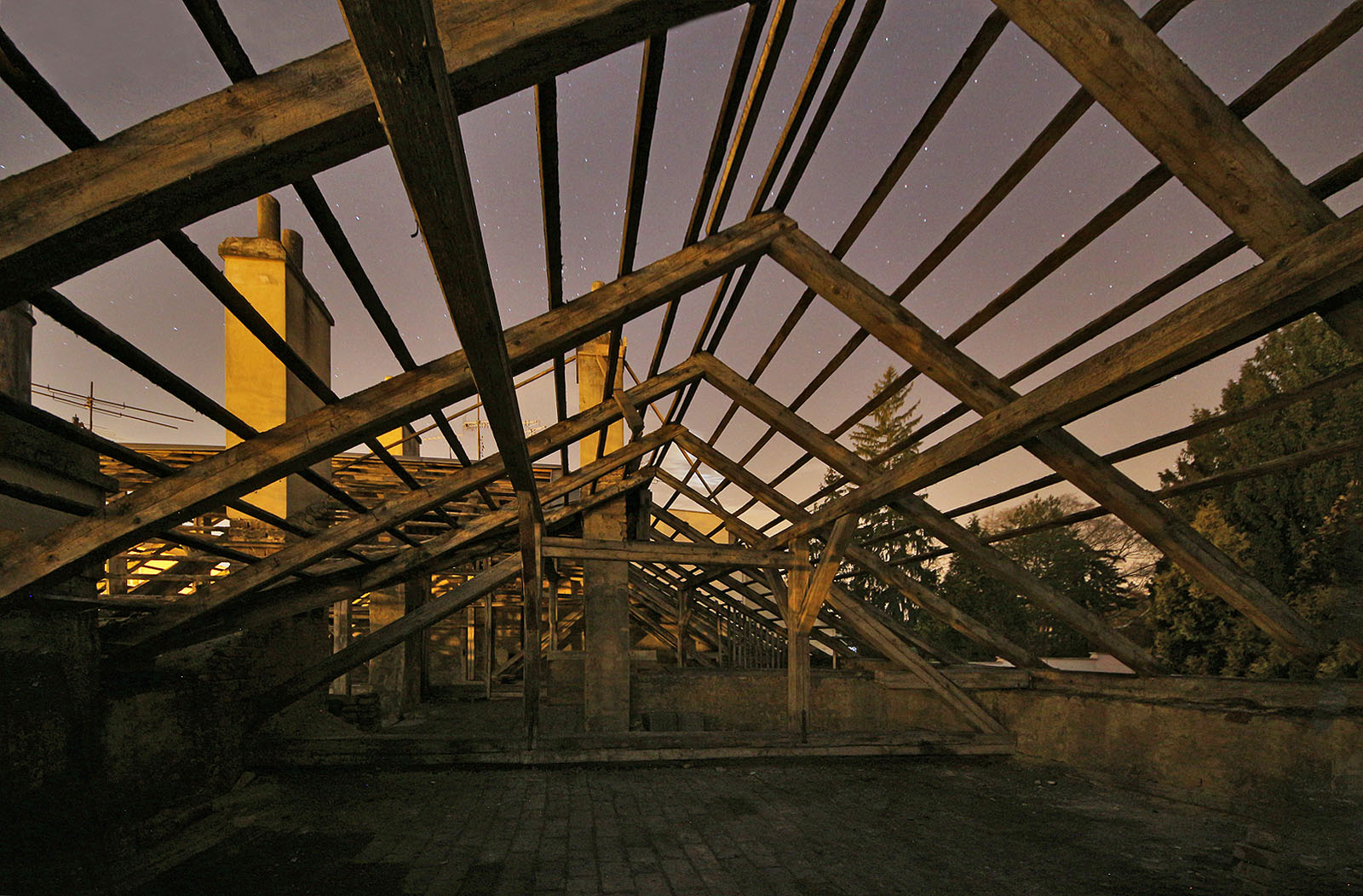 Odstrojené krovy vily, které podle vyjádření tří odborníků vyžadovaly bezprostřední výměnu. K té ovšem již nedošlo.