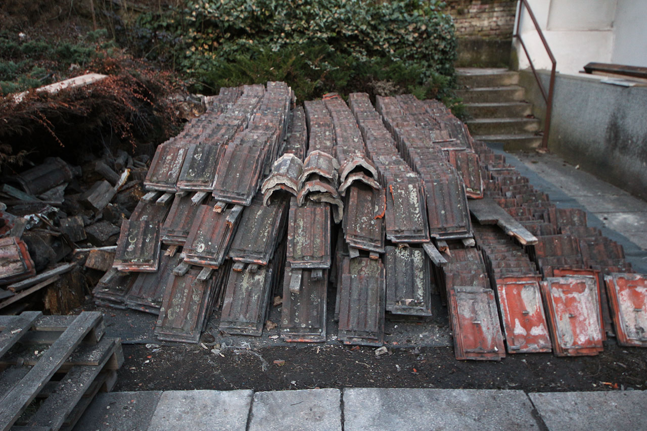 Přes nanejvýš podezřelý postup nového vlastníka vily, který se pustil do demolice navzdory názoru úřadů, nebyla zatím krytina ani štuková výzdoba vily zcela zničena a dělnící materiál uložili na dvoře vily.