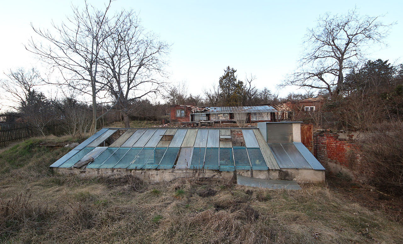 Na zahradě byly na počátku 20. století postaveny dva zděné skleníky s možností vytápění kamny.
