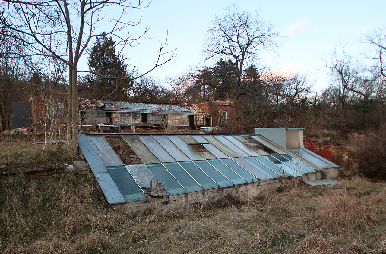 Modrá barva skla se na příliš slunných lokalitách používá pro ztlumení intenzity slunečního světla. V případě jižního svahu nad vilou jde o přirozený krok.