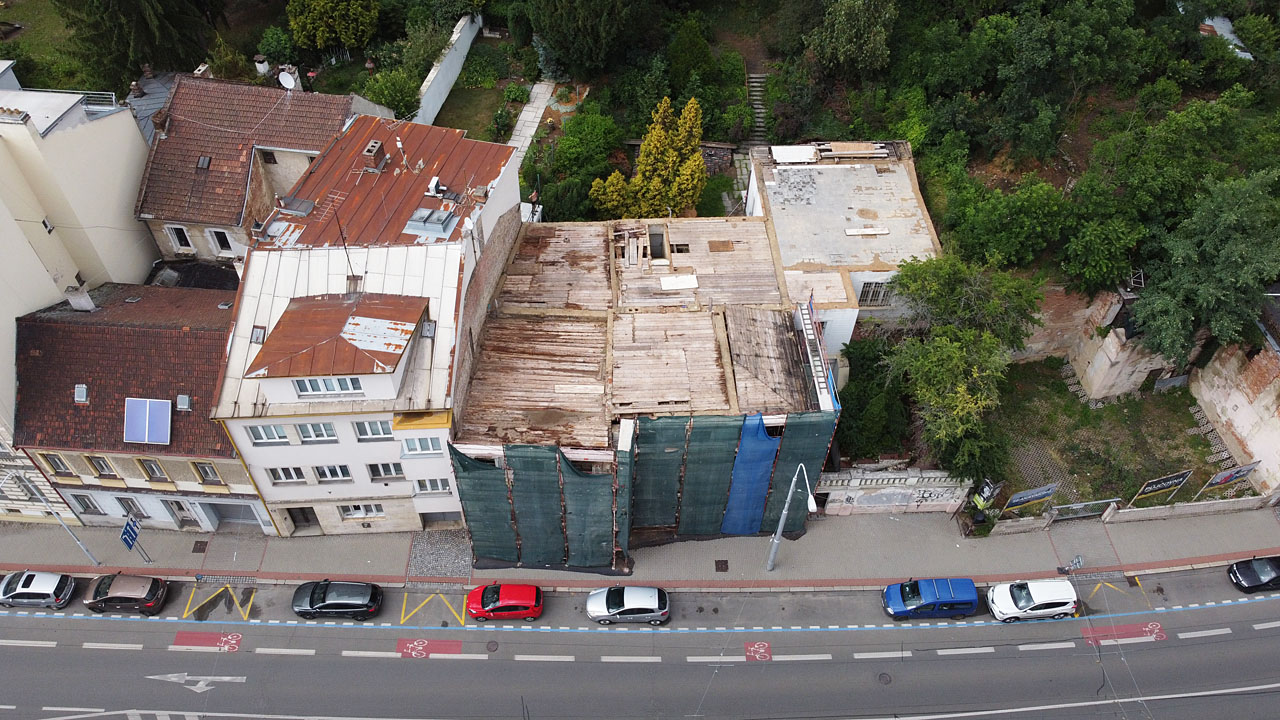 V rozporu s povolením k opravě nejnutnějších součástí stavby v havarijním stavu byla snesena nejen krytina ale i celé krovy, jež byly na první pohled zcela v pořádku.