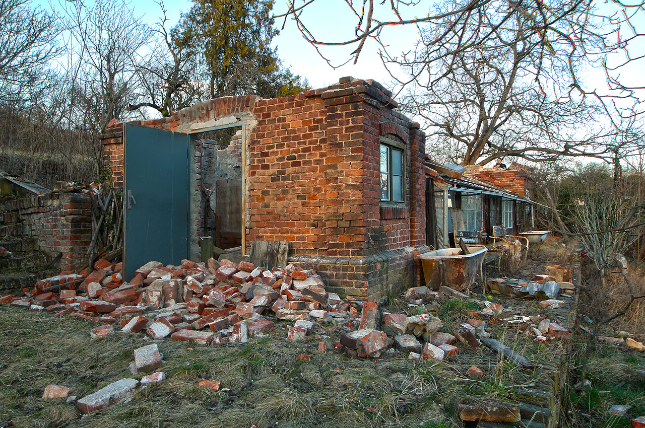 Místo čisté demolice byly skleníky sutovým způsobem poškozeny, snad aby povětrnost dokonala dílo zkázy.