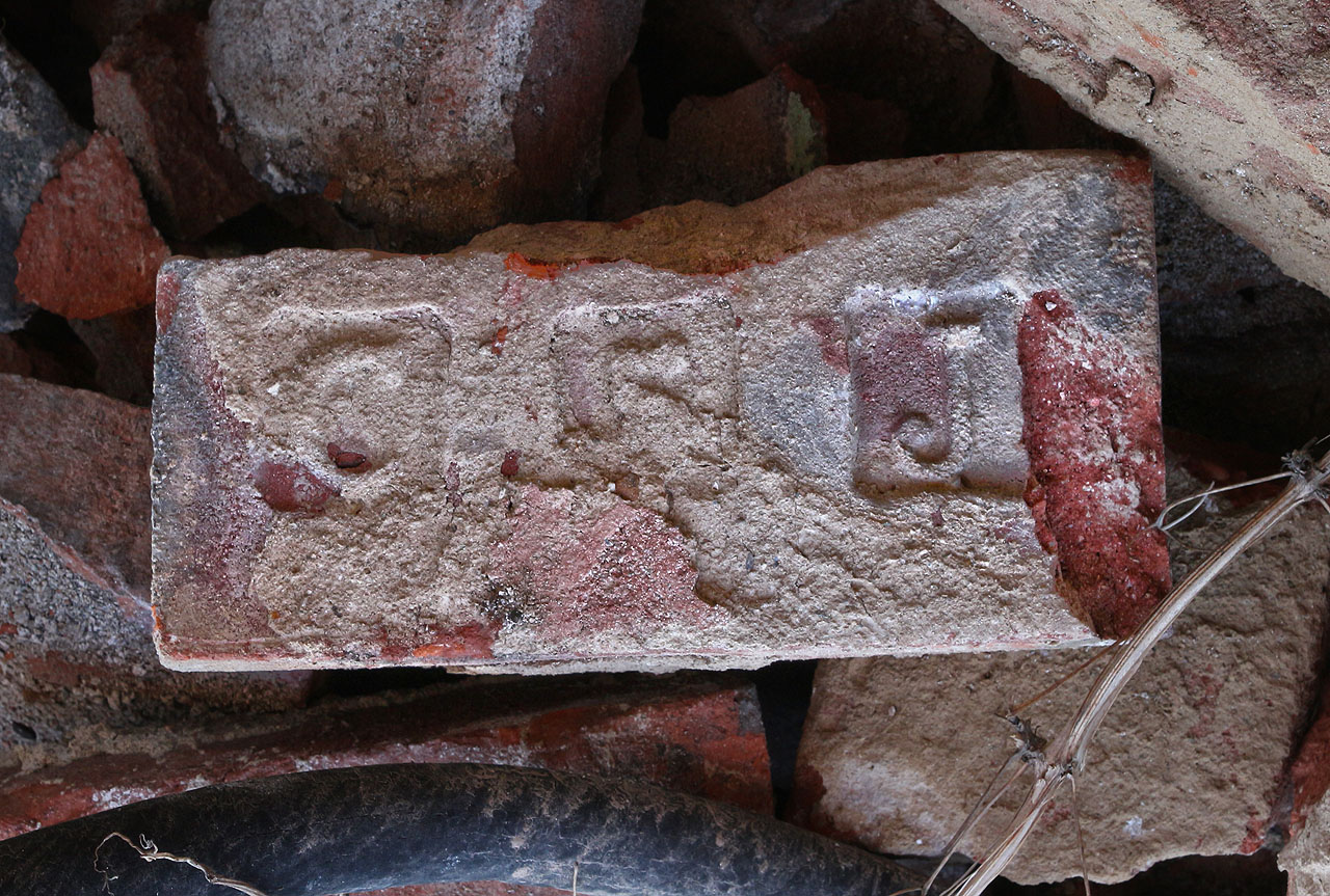 Méně obvyklé iniciály C J s číslicí 5 zřejmě označují cihelnu Josefa Czižka.