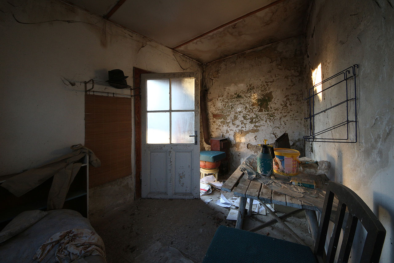 Na konci skleníku se nachází prostor, který by se snad dal označit jako domek zahradníka.