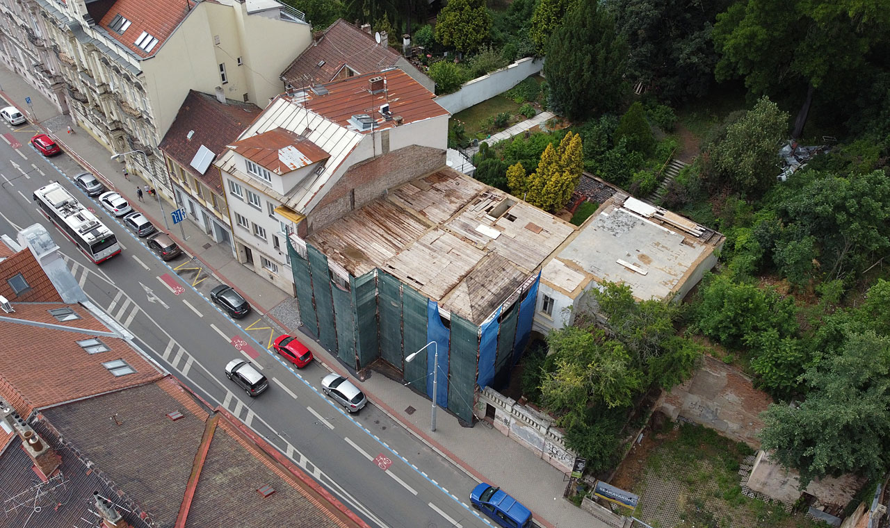 Třikrát ustupující fasáda dodává vile nepravidelný půdorys. Díky zdu s balustrádou ze strany do ulice ovšem vila nikterak nerozbíjí uliční čáru a naopak působí velmi městotvorně.