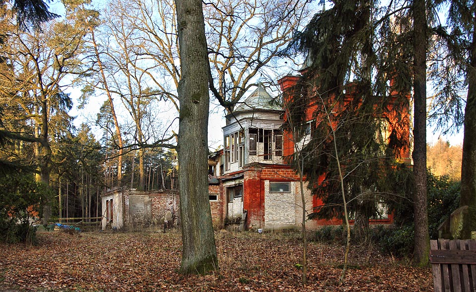 Vila Mírov od brány uzavřeného areálu. Novoklasicistní budova posloužila po sto letech od svého dokončení pedofilům k natáčení pornografických filmů.