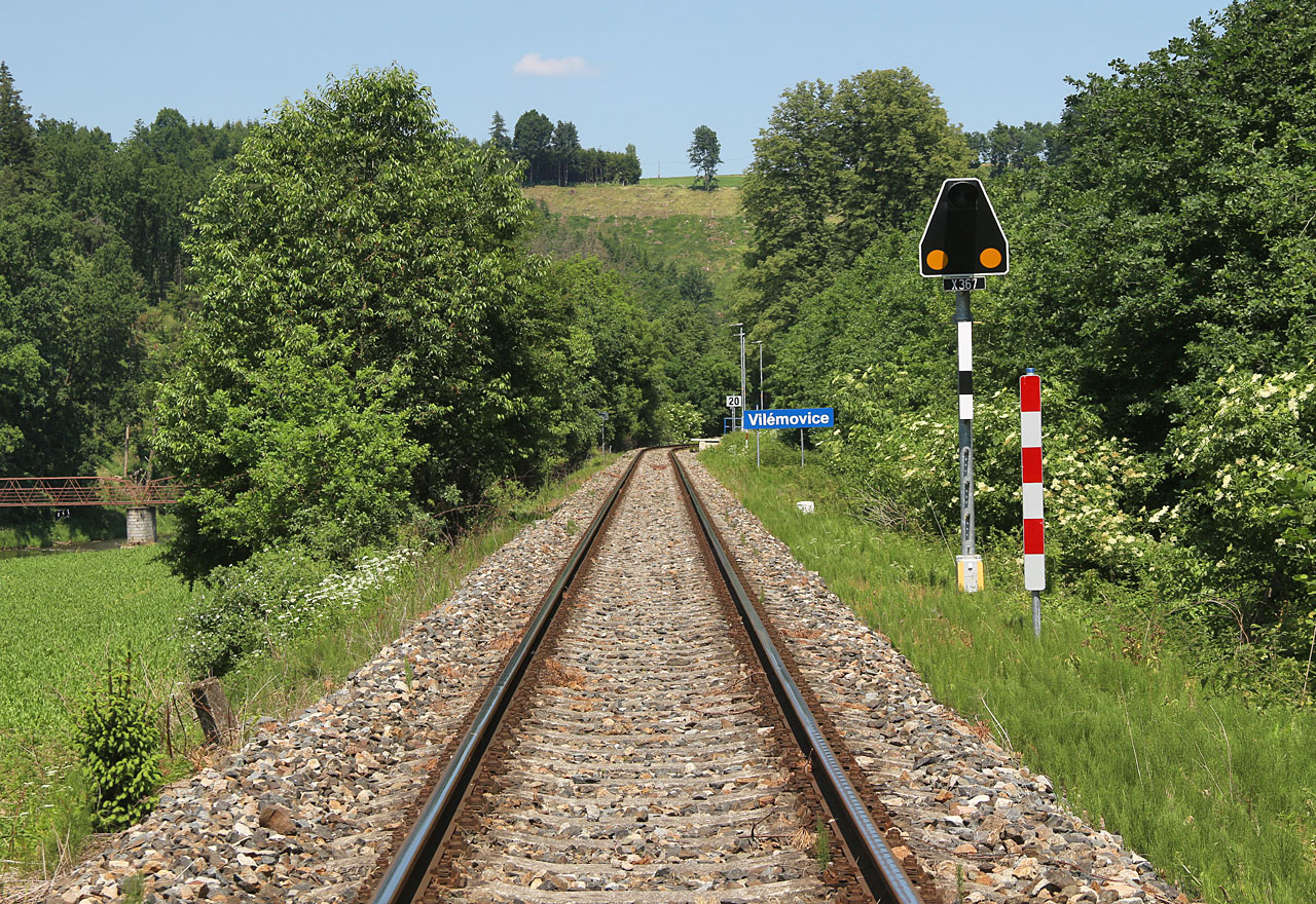 Pohled na zastávku Vilémovice ve směru od Světlé nad Sázavou. Ačkoliv byl v roce 2021 instalován nový přejezdník, na přejezdu samotném stále platí rychlost 20 km/h.