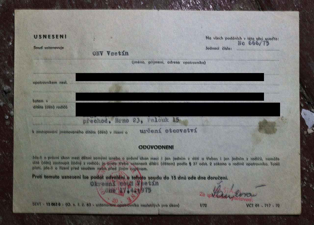 Následují stále ostřejší výpady rdoičů novomanželky proti majiteli vilky a nakonec soudní dokumenty o zrušení manželství rozvodem. Škoující však je jeden z posledních dokumentů, kde rodiče ženy žádají o určení otcovství svého vnuka. Jako by se po všech strastech měl majitel domu dozvědět, že ani syn není jeho.