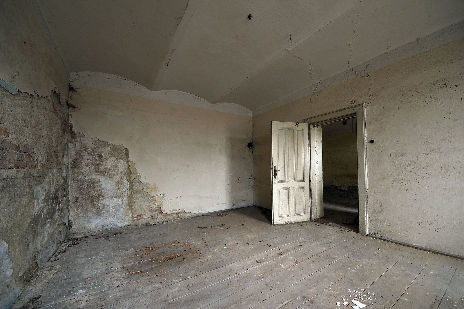 Zavlhlý suterén. Snad v létě tu mohlo být útulno s výhledem na pláň, kde dnes stojí univerzitní kampus.