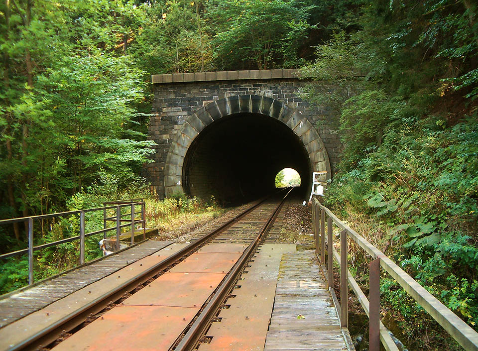 Severozápadní portál Vlaského tunelu v roce 2004.
