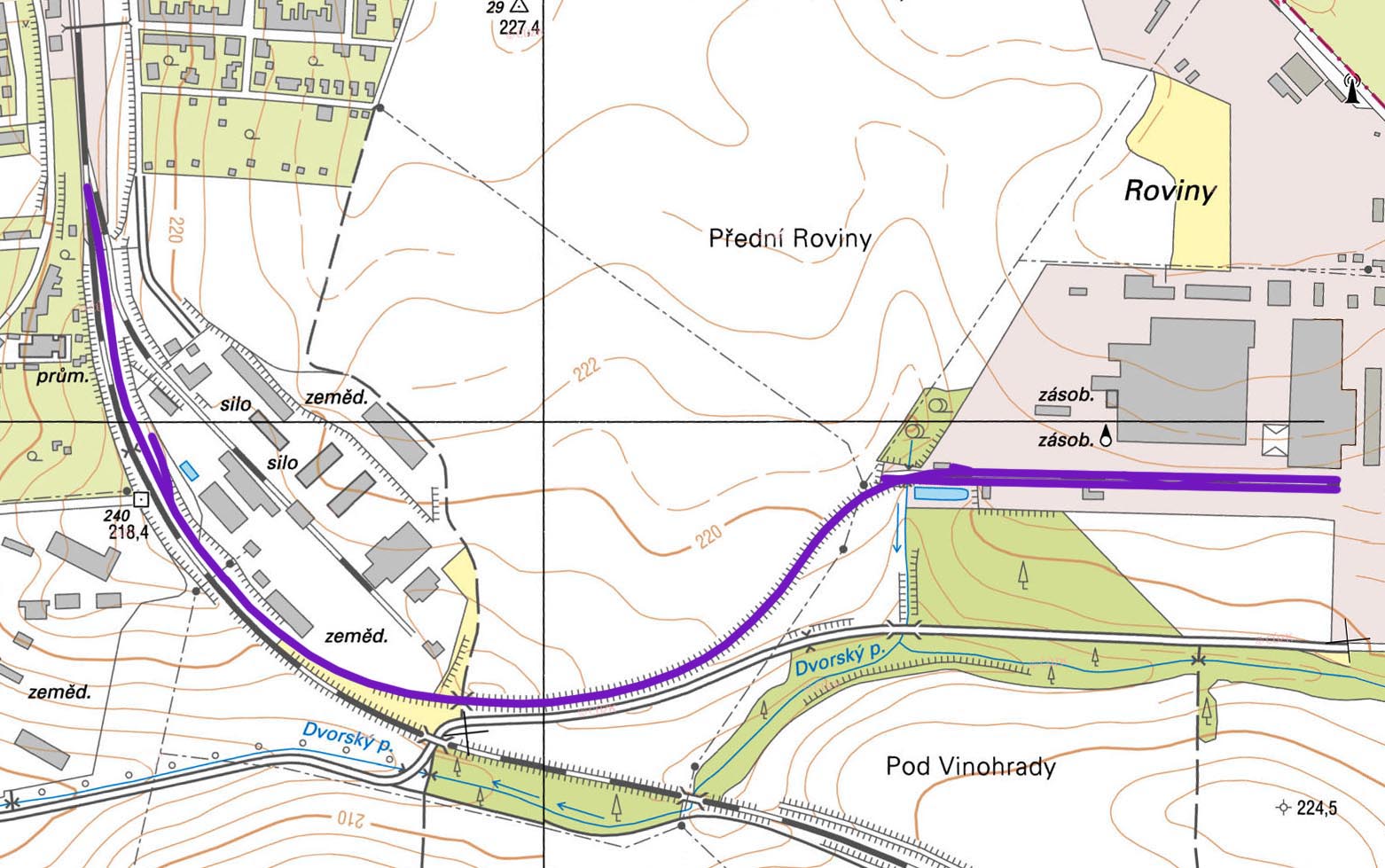 Vlečka do průmyslového areálu vykružuje elegantní oblouk and Dvorským potokem v Chrlicích.