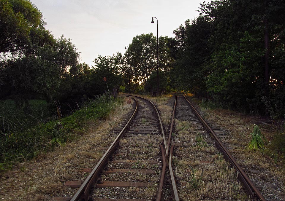Malé kolejiště v areálu končí kusou kolejí mířící slepě na západ, směrem, kde lze za poli tušit chrlickou stanici.