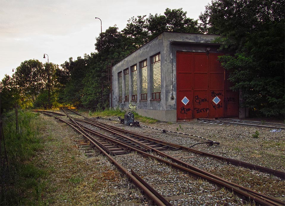 Západní zhlaví kolejiště v areálu. Úplně vlevo vlečka přicházející ze stanice Brno-Chrlice, dál kusá kolej, anglická výhybka a lokomotivní remíza.