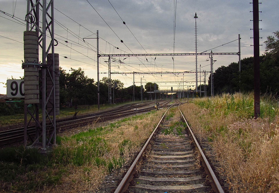 Vlečka odbočuje z jižního zhlaví stanice Brno-Chrlice společně s vlečkou do sila.