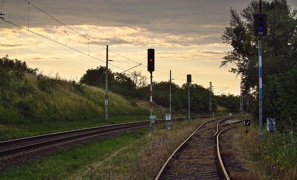 Vjezdové návěstidlo do Brna-Chrlic ve směru od Sokolnic-Telnice společně s odvratnou kolejí lemovanou dvojicí seřaďovacích návěstidel na vlečce do průmyslového areálu.