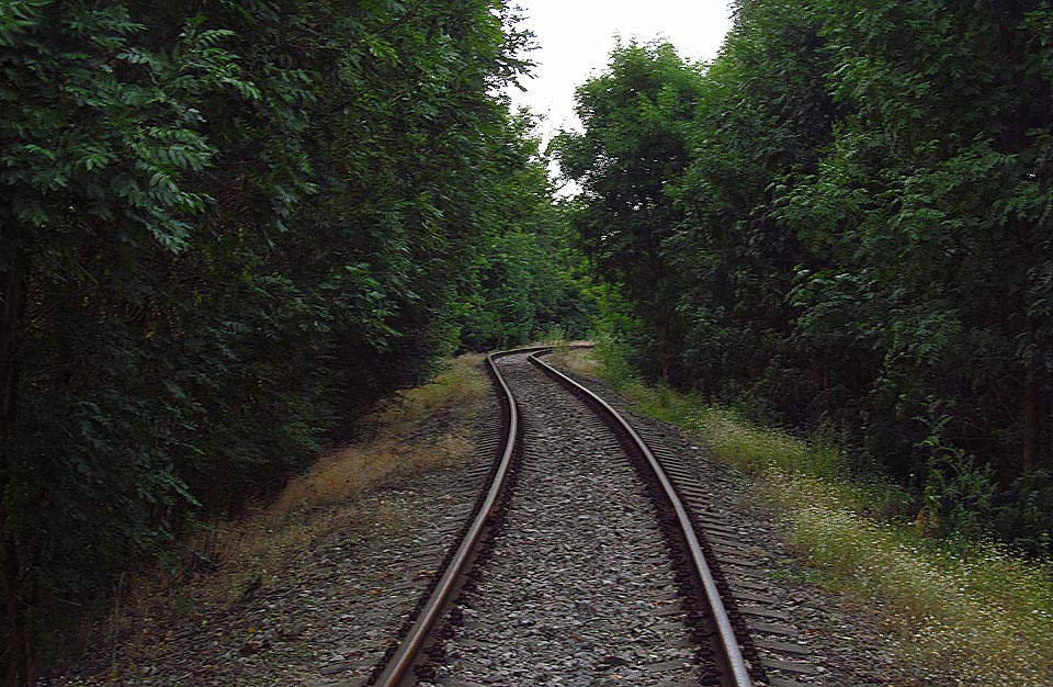 …ve skutečnosti však ladnými protilehlými oblouky tvau S vchází přímo do areálu průmyslových podniků.