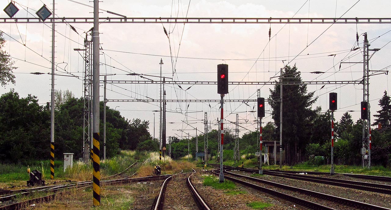 Pohled na jižní zhlaví stanice Brno Chrlice od severu. Vlečka je nejlevější kolej vycházející ze zhlaví. Vpravo od ní odbočuje rovněž vlečka do průmyslového areálu.