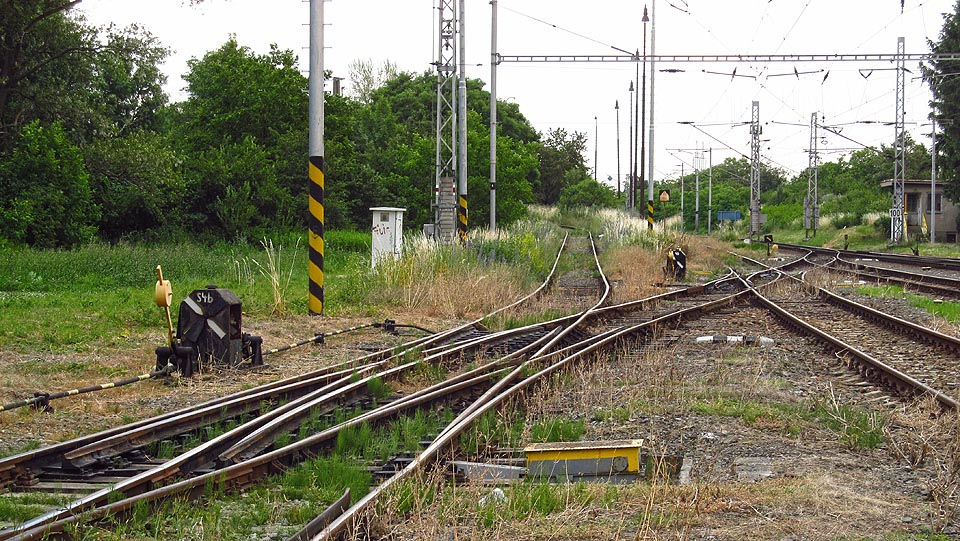 Detailní pohled na odbočení vlečky. Vpravo vlečka do průmyslového areálu, úplně vpravo trať Brno - Přerov (300).