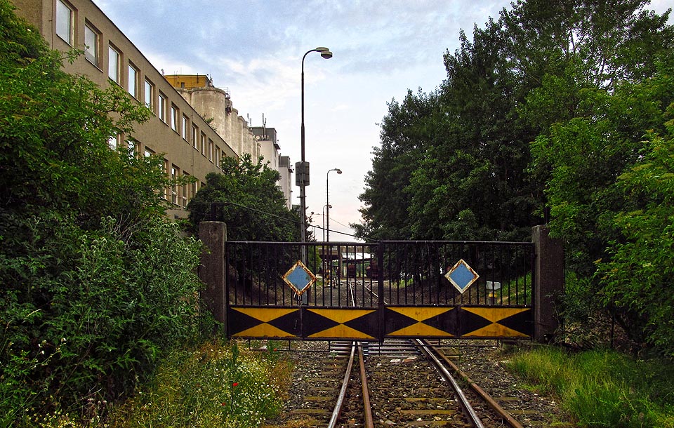 Brána je ozdobená, jak velí vlečkařská čest.