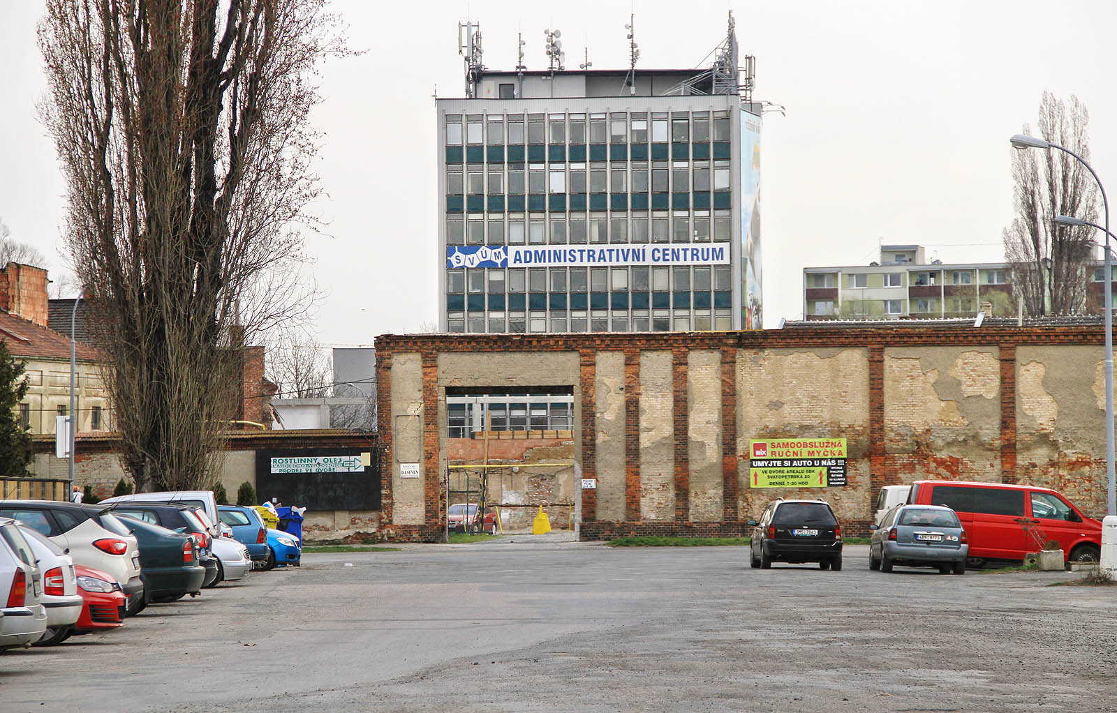 Již přes třicet let neprojíždí vlaky branou do skladovacího areálu v Brně-Komárově. Její rozměry však stále odpovídají obrysu železničního vozidla.