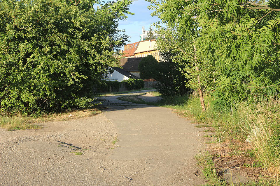 Touto zelenou branou kdysi vlečka opouštěla prostor dolního nádraží.