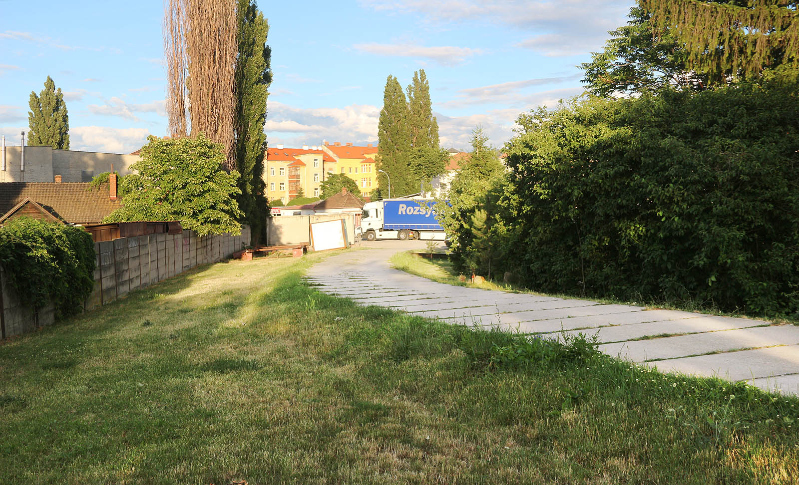 Směrem k ulici U Vlečky vlečka strmě klesala, aby se dostala na úroveň uliční sítě.