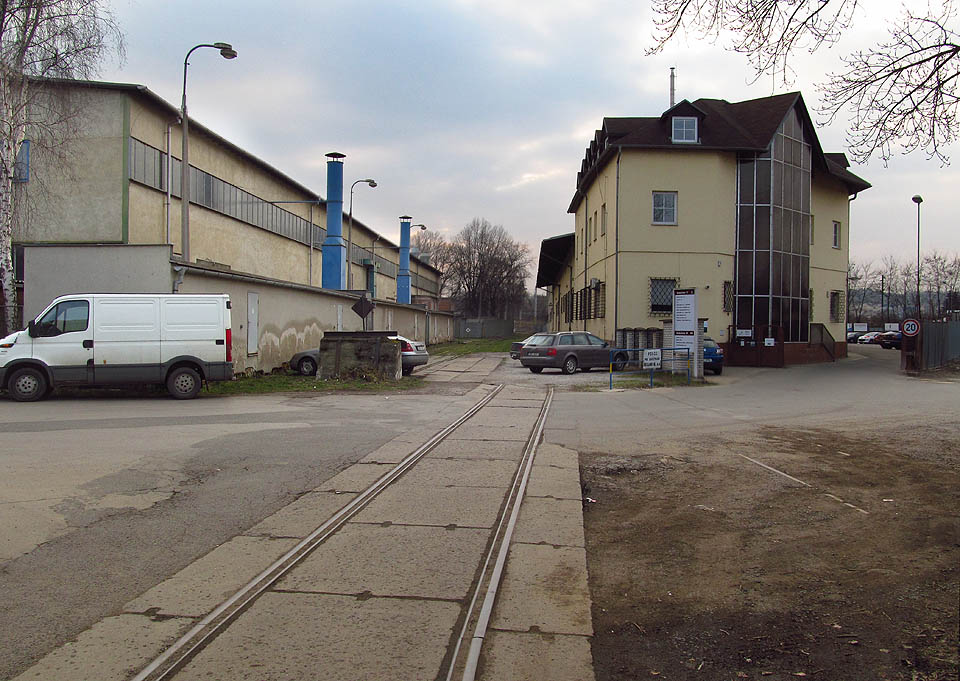 Ještě jednou (zrušený) přejezd přes Vodařskou ulici a sídlo firmy Feramo metallum international, která slévárnu provozuje.