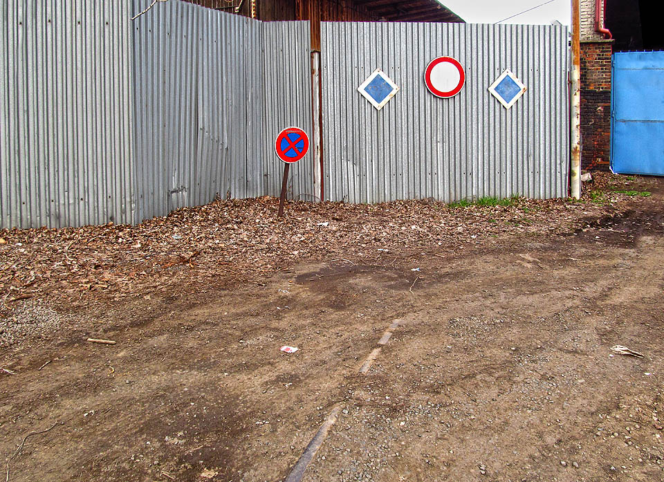 Na levých vratech je poněkud přeznačeno. Řidiče, kteří by před někdejšími vraty vlečky chtěli zaparkovat, by mohlo netradiční značení možná zmást.