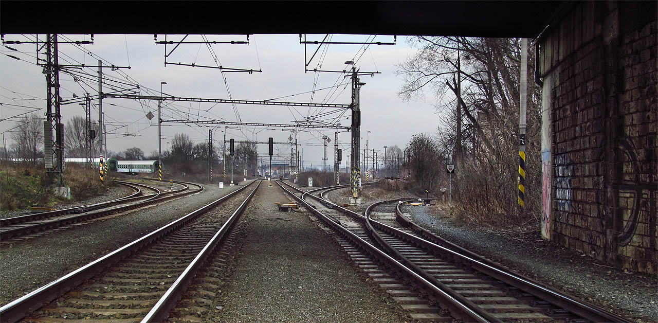 Výhybka č. 4 stanice Brno dolní nádraží pod nadjezdem souběžných tratí do Brna-Slatiny a Brna-Chrlic leží ještě na celostátní dráze.