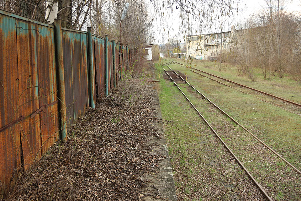 Mohla by tu třeba vzniknout trampská osada. K řece nedaleko, doléhají sem tlumené zvuky projíždějících vlaků, dřeva na oheň je tu dost a nouze o místo ke spaní tu taky není.