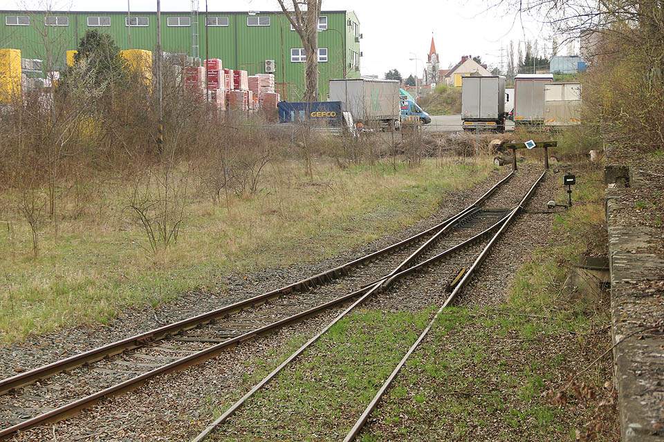A tak vypadal v roce 2018 konec vlečky do Kovošrotu. Původně však koleje vedly ještě o kus dál (v pozadí heršpický kostel sv. Klementa).