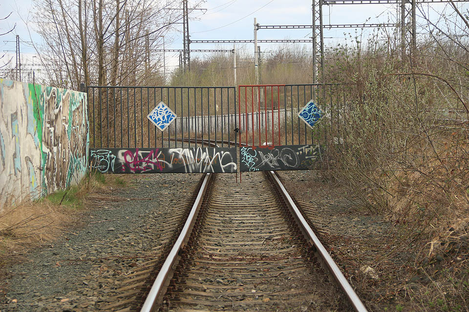 V roce 2018 vypadala vjezdová brána vlečky stejně střídmě jako o 4 roky dříve.