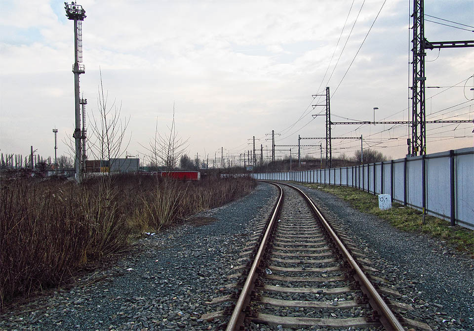 Počáteční úsek je tvořen dlouhou přímou kolejí lemovanou zprava plotem a zleva rumištěm, snad rozvojovou plochou příštího století.