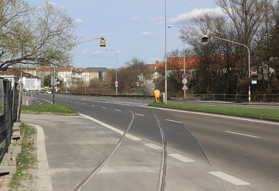 Na rozhraní ulic Poříčí a Bauerova vlečka vystupuje z vozovky netypickým přejezdem a míří do parku mezi hotely Voroněž a Voroněž II.