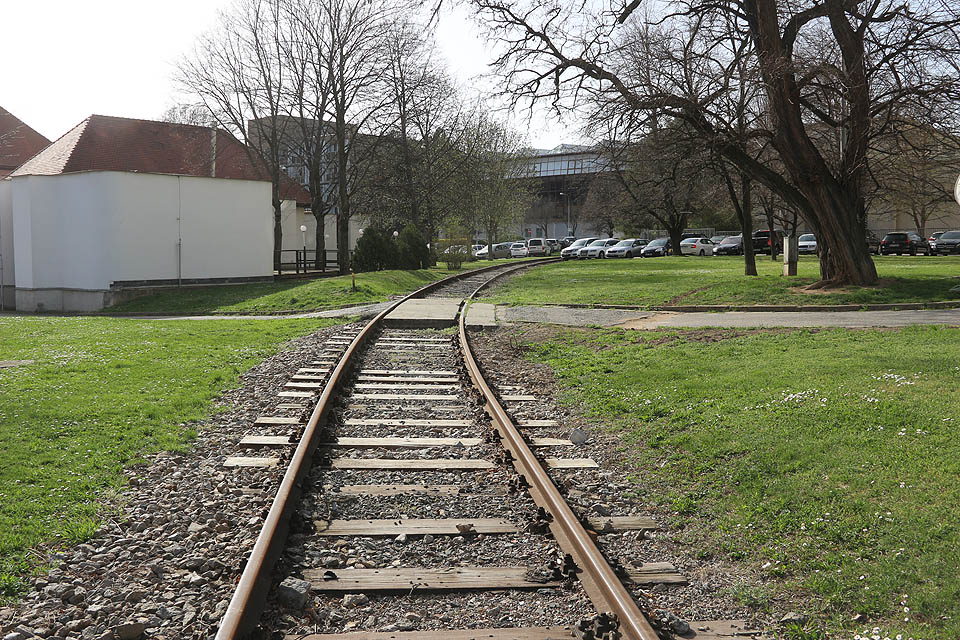 Svojí romantickou trasou skrze úhledně posekané trávníky se vlečka trošku podobá jiné brněnské vlečce do bývalé Mosilany.