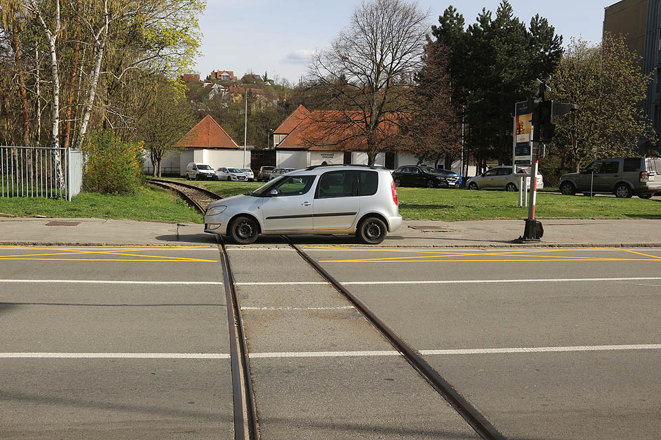 Také zde předvádějí v době konání veletrhů řidiči flagrantní porušení předpisů, když bezostyšně odstavují svá vozidla přímo na přejezdu a současně na chodníku. Roomsteru by ale snad ani škoda nebyla.