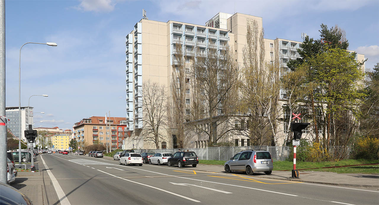 Majestátní budova hotelu Voroněž shlíží na přejezd vlečky přes Křížkovského ulici. Ta přetíná vejpůl odbočovací pruh do science centra Vida!