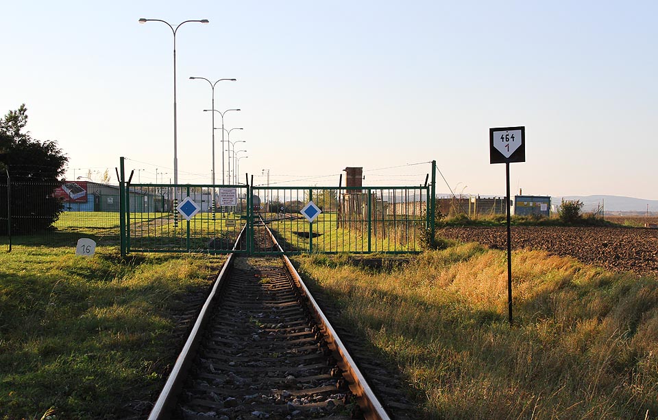 Vjezdová brána a hektometrovník s údajem 1,6.