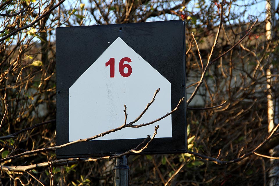 Zvláštní sklonovník při vjezdu do stanice.